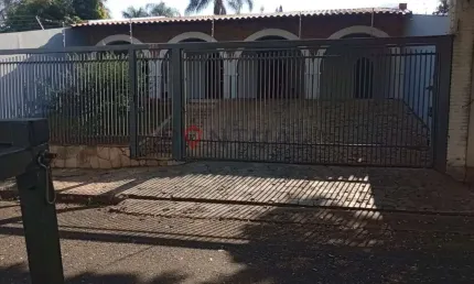 Casa para alugar senador salgado filho, marília. 3 quartos (2 suítes), móveis planejados, 210m², 4 vagas. visite hoje