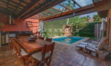 Casa em condomínio fechado em Alphaville disponível para venda!