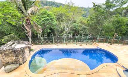 Linda casa no estilo chalé disponível para compra - Gênesis 2 Alphaville