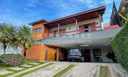 Linda casa para venda em Alphaville, Residencial 10 Casa semitérrea, com 420 m², sendo 320 m² de área construída. Reformada em 2021, com modernização