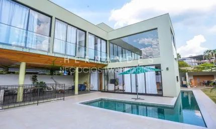 Casa a venda mobiliada com suíte térrea, fino acabemento disponível em Alphaville!!