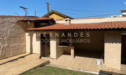 Casa à venda com 2 dormitórios, área gourmet, jardim com espaço para piscina e 4 vagas de garagem no Centro Santana de Parnaíba