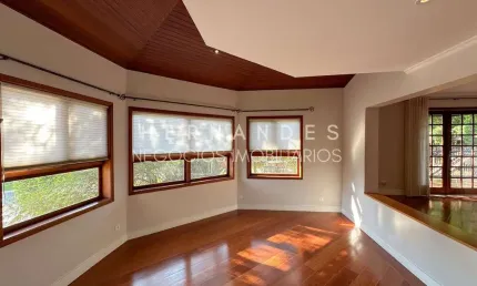 Casa à venda com 4 suítes, 4 vagas e um quintal dos sonhos. Aldeia da Serra