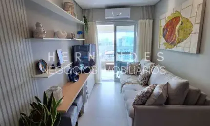 Apartamento à venda em Praia Grande-SP, bairro Mirim: 2 dormitórios, 1 suíte, 2 salas, 2 banheiros, 1 vaga, 77m². Semi mobiliado, ar condicionado, condomínio de frente para a praia.