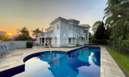 Casa de luxo em condomínio exclusivo em Alphaville, Barueri-SP: 5 quartos, 5 suítes, 3 salas, 2 vagas, 843m². Venda ou locação!