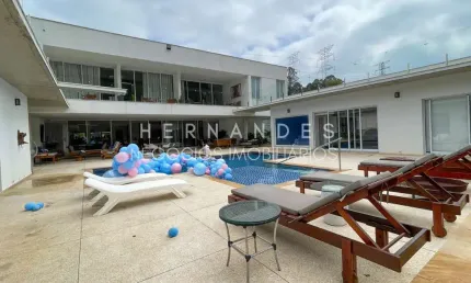 Magnífica residência no Tamboré 01 com 1.900m² de terreno em Alphaville