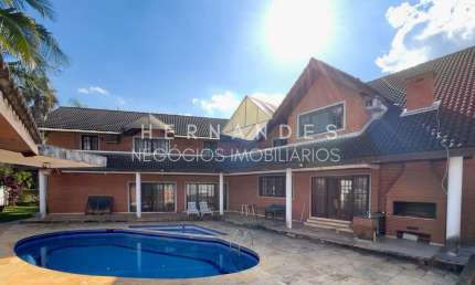 Luxuosa casa em condomínio à venda em Alphaville, Santana de Parnaíba-SP. 5 quartos, 5 suítes, 1 sala, 8 banheiros, 4 vagas, 693m².