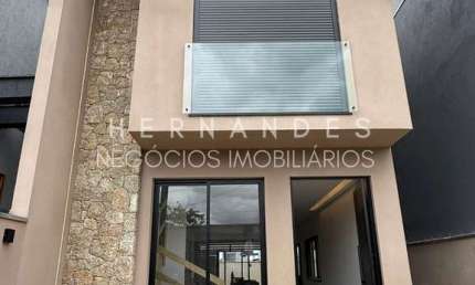 Casa em Condomínio à Venda em Santana de Parnaíba-SP, Bairro Nova Jaguari: 3 quartos, 1 suíte, 2 salas, 3 banheiros, 2 vagas, 128m².