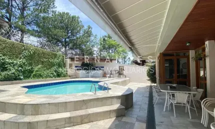 Casa de alto padrão em condomínio no coração de Alphaville: 3 quartos, 1 suíte, 2 salas, 6 banheiros, 2 vagas, 350m². Venda em Santana de Parnaíba-SP.