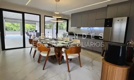 Imperdível oportunidade: Casa em condomínio à venda em Santana de Parnaíba-SP, com 4 quartos, 1 suíte e 273m² de área.
