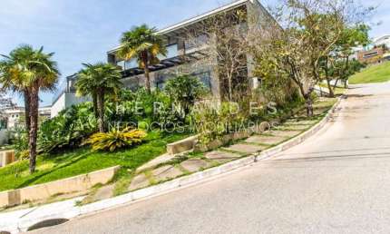 Casa de luxo à venda em Tamboré, Santana de Parnaíba-SP: 5 quartos, 5 suítes, 3 salas, 8 banheiros, 2 vagas, 550m². Venha conhecer!