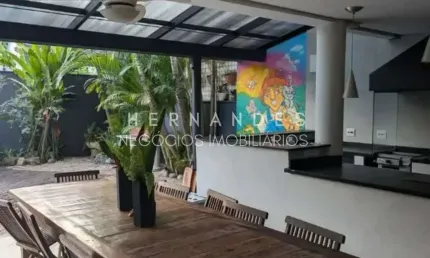 Luxuosa Casa de 5 Quartos em Condomínio Alphaville, Santana de Parnaíba-SP: 2 Suítes, 2 Salas, 5 Banheiros, 2 Vagas, 320m²!