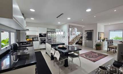Espetacular Casa em Condomínio à Venda em Alphaville, Santana de Parnaíba-SP: 5 Quartos, 3 Suítes, 3 Salas, 6 Banheiros - Imperdível!
