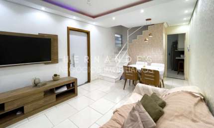 Casa em Condomínio à Venda em Barueri-SP: 2 Quartos, 2 Salas, 2 Banheiros, 2 Vagas de Garagem, 120m² no Sítio das Paineiras/California!