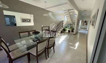 Lindo Sobrado com 5 Suítes e Área de Lazer Completa na Região Alta da Cidade!