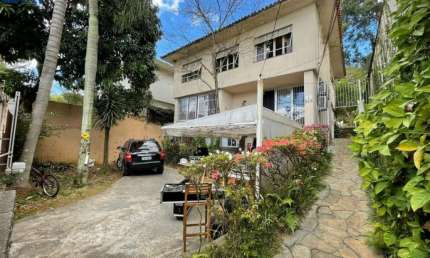 Casa 490m², 4 dormitórios sendo 1 suíte, 2 vagas com Excelente Localização.