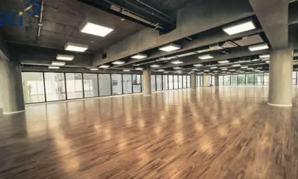 Aluga-se escritórios em edifício corporativo totalmente renovado (a partir de 390m² até monousuário
