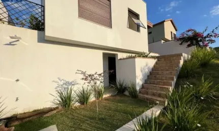 Estilo e Conforto em Itu: Moderna Casa Térrea: 218m², 3 suítes. Nova.