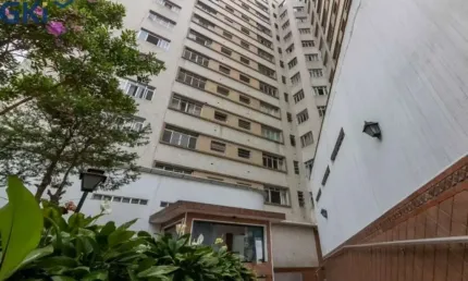 Oportunidade. apto tipo studio, todo reformado, cozinha c/ arm., 1 vaga.  próx. santa casa.