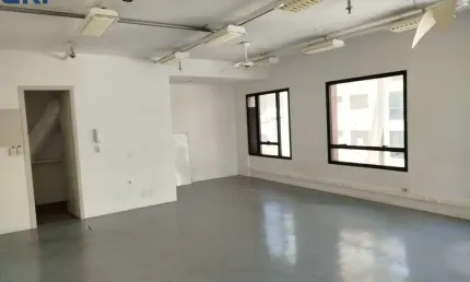 SALA COMERCIAL COM 40 METROS QUADRADOS PRÓXIMO O METRO FRADIQUE COUTINHO