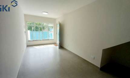 Casa com 70m2, 2 dorm. não tem vaga de garagem, recém reformada!