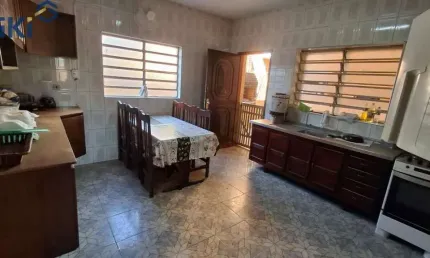 Casa assobradada à venda , ampla e bem Localizada na Vila Guiomar !