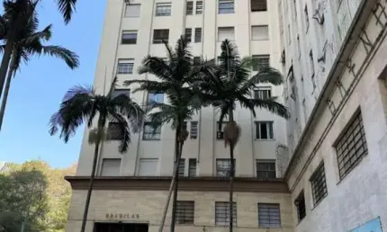 Cj com. p/ venda, com 65 m. AU. sala, banheiro, copa. Portaria 24 horas. Prox. metrô Anhangabau.