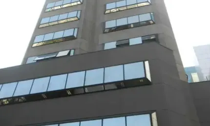 Cj. comercial a venda, c/87 m. AU, sala c/ 2 amb., 2 vagas. Andar alto. Prox. metrô Barra Funda.