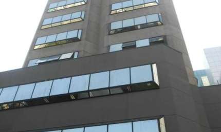 Cj com. a venda, c/ 87 m.AU,sala 2 amb., 2 b,,2 vagas, andar alto. Ar cond. Prox. metrô Barra Funda.