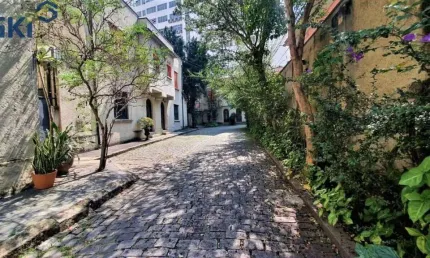 Casa de vila p/ locação, 6 salas, banheiro, condomínio tombado. próximo a faap.