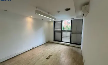 Conjunto comercial com 130m2 e 2 vagas, próximo ao metrô fradique