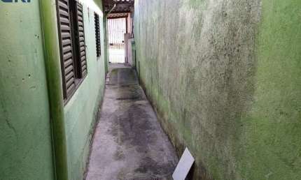 Casa com 2 dormitórios, 2 vagas de garagem, área de serviços, quintal lateral.
