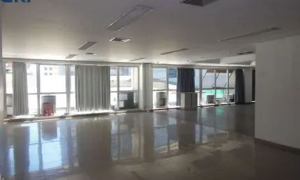 Bairro da Sé, ao lado do metro, meio andar, 2 vagas