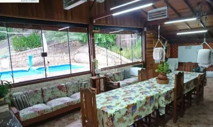 Chácara de 4.200m com casa de madeira e piscina no Vale das Laranjeiras