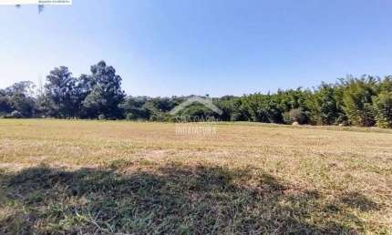 Lindo terreno no Jardim do Golf Indaiatuba com fundo para o campo de golf e lago.