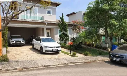 Sobrado com 3 suítes e piscina em condomínio fechado