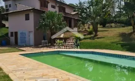 Casa em condomínio com suíte master, piscina, sauna, paisagismo