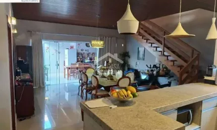 Casa com 4 suítes e piscina no condomínio Portal dos Ipês