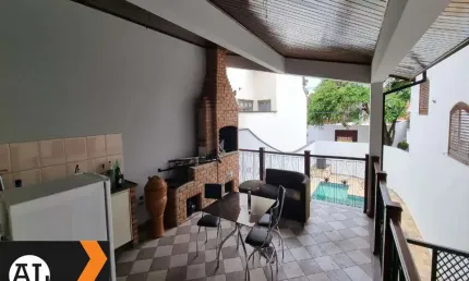 Ótima casa à venda no Condomínio Granja Olga em Sorocaba, excelente localização, casa construída em dois lotes com 430 m² de área construída,