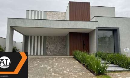 Casa à venda no condomínio Alphaville Esplanada 4 com uma bela piscina com borda infinita.