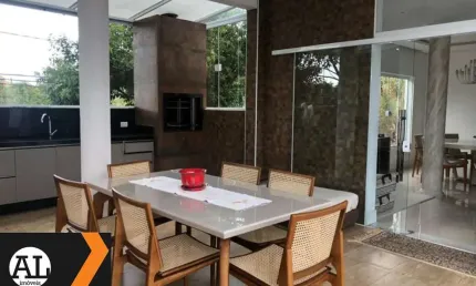 Excelente Sobrado à venda no Condomínio Granja Olga II em Sorocaba, localização privilegiada  São 4 suítes e piscina aquecida