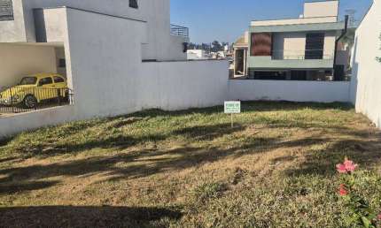 Ótimo terreno á venda no condomínio Campos do Conde com 250 m2 de área sendo 10x25, há 4km da Rodovia Castelo Branco e perto de comércio em geral.