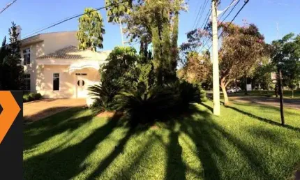 Casa encantadora á Venda ou Locação no Lago Azul, projetada por Monalisa Zaccariotto com 544 m2 de área construída e terreno de 1.066,29 m2 e Golf