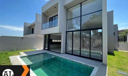 Maravilhosa casa á venda no Condomínio Alphaville 1, com 305m2 de área construída em um terreno de 400 m2