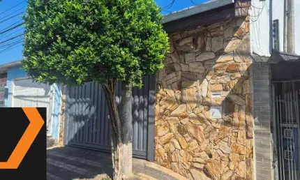 Casa à venda na Vila Santa Rita com 3 quartos , sendo uma suíte e na parte de baixo um apartamento com cozinha, banheiro e quarto