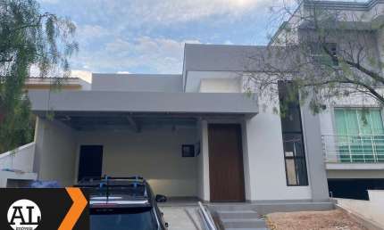 Casa térrea à venda no condomínio Vilazul em Sorocaba, no Alto da Boa Vista. Esta encantadora residência possui 3 quartos, sendo todos suítes.