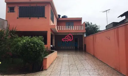 3 dormitórios sendo uma suíte , sala , cozinha, 8 vagas
