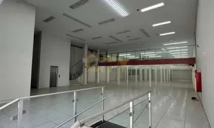 Vende Prédio Comercial na Avenida 15 de Novembro - Porto