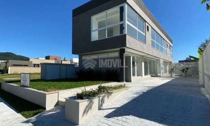 LINDA CASA NOVA EM CONDOMÍNIO FECHADO COM 03 SUÍTES, 02 PISOS E PISCINA PRIVATIVA NO CALEDÔNIA.