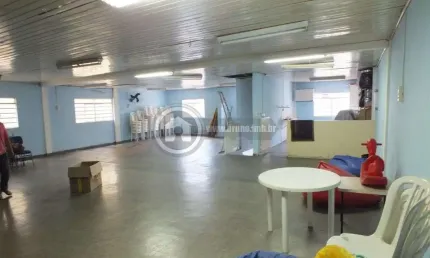 Salão comercial com 2 andares, sendo 200 mts embaixo e 200 mts em cima, totalizando 400 mts quadrados no total. são 2 salões amplos e mais 4 salas de apoio e mais 4 banheiros.